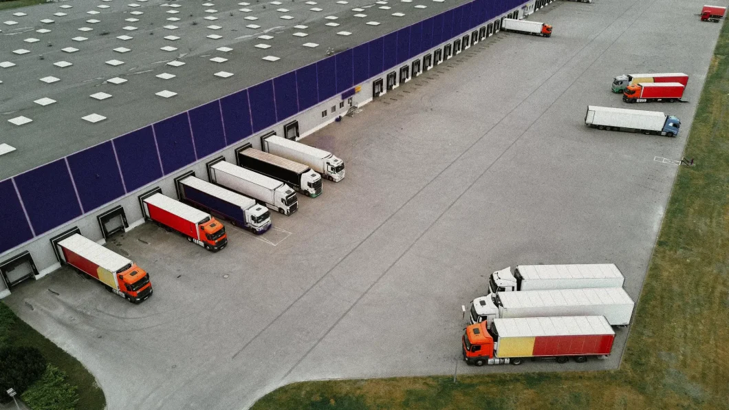 Puertos como Posorja y el Puerto de Guayaquil: dragado, conectividad terrestre y velocidad normativa para competir a tiempo.