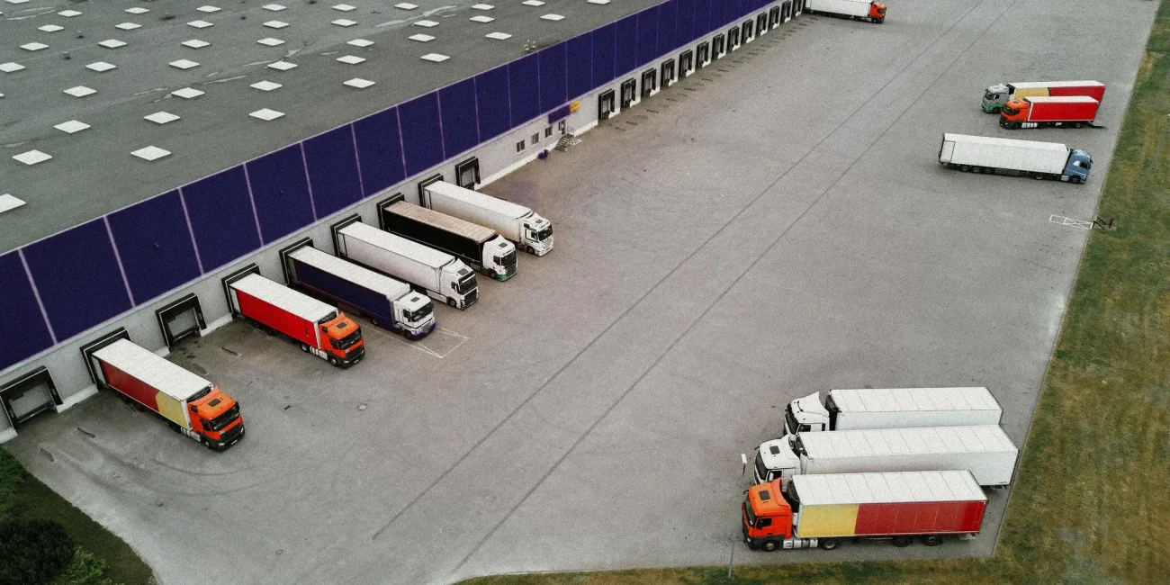 Puertos como Posorja y el Puerto de Guayaquil: dragado, conectividad terrestre y velocidad normativa para competir a tiempo.