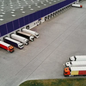 Puertos como Posorja y el Puerto de Guayaquil: dragado, conectividad terrestre y velocidad normativa para competir a tiempo.