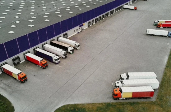 Puertos como Posorja y el Puerto de Guayaquil: dragado, conectividad terrestre y velocidad normativa para competir a tiempo.